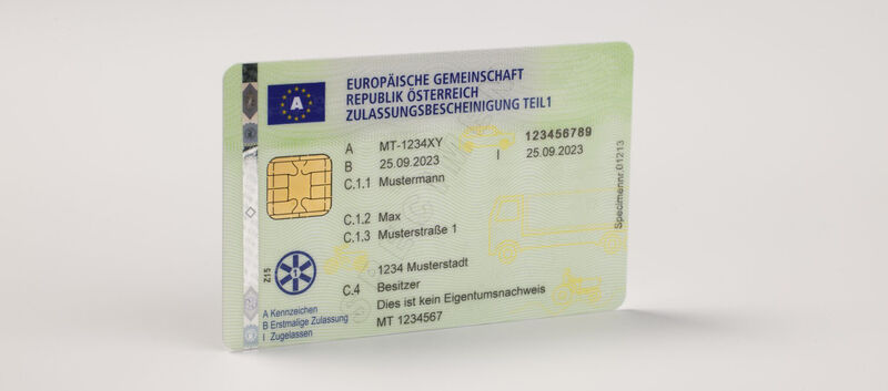 Eine österreichische Zulassungsbescheinigung im Scheckkartenformat
