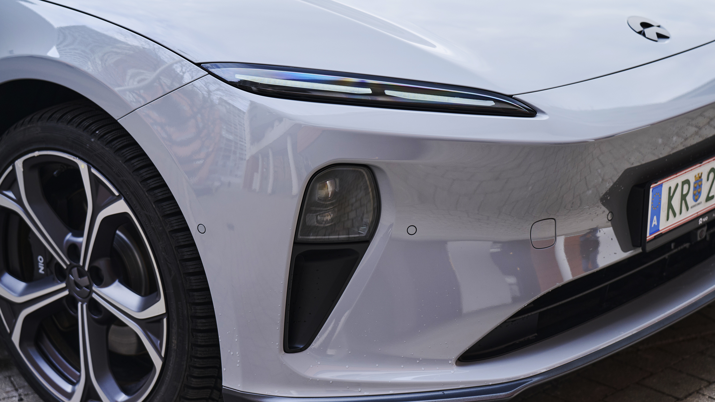 LED-Tagfahrleuchten und Scheinwerfer eines hellblauen Nio ET5 Touring.