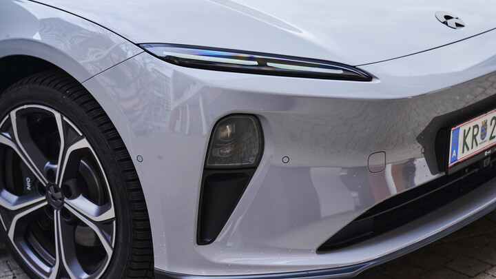 LED-Tagfahrleuchten und Scheinwerfer eines hellblauen Nio ET5 Touring.