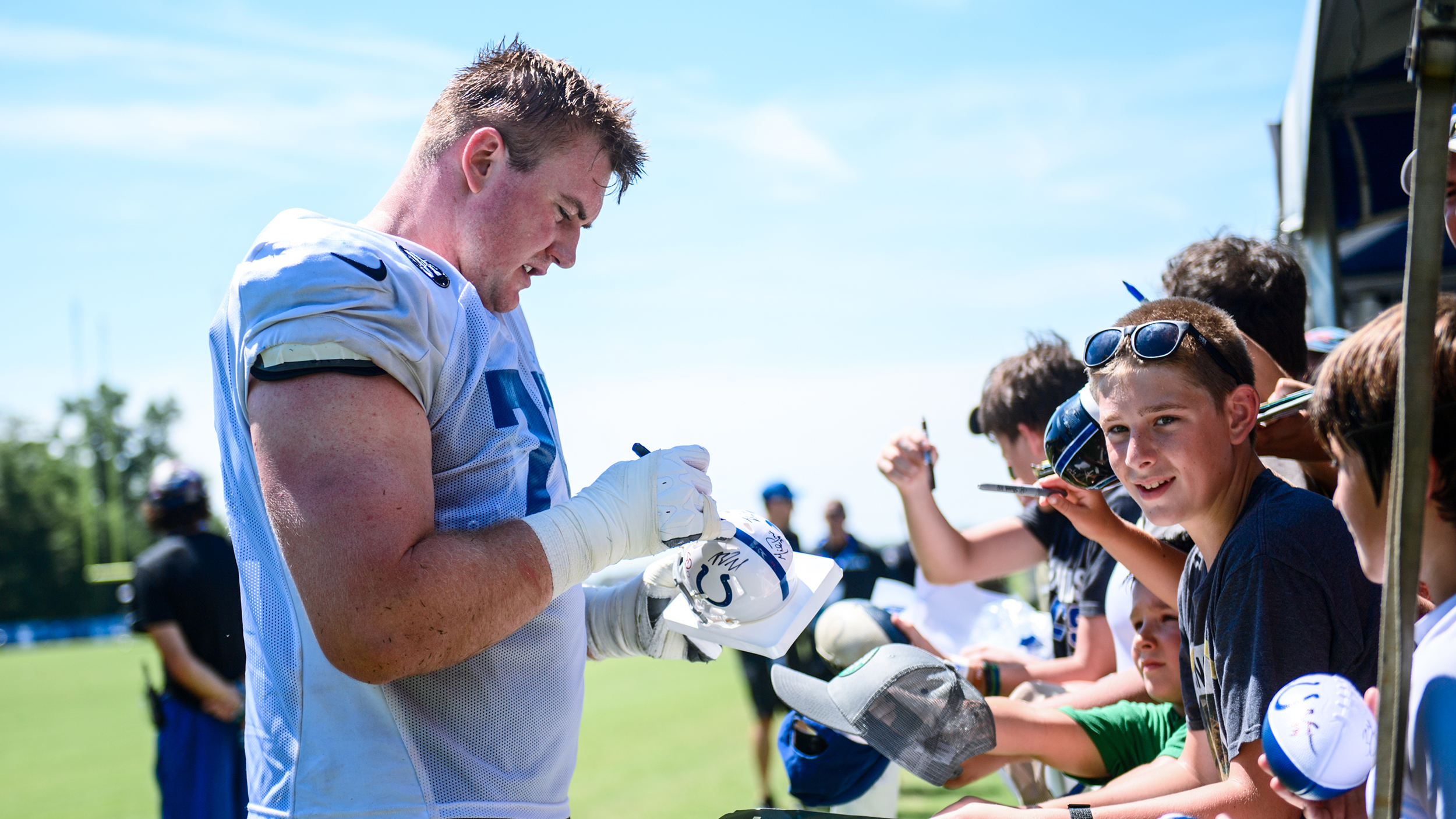 Der österreichische NFL-Profi Bernhard Raimann gibt Autogramme für junge Fans.