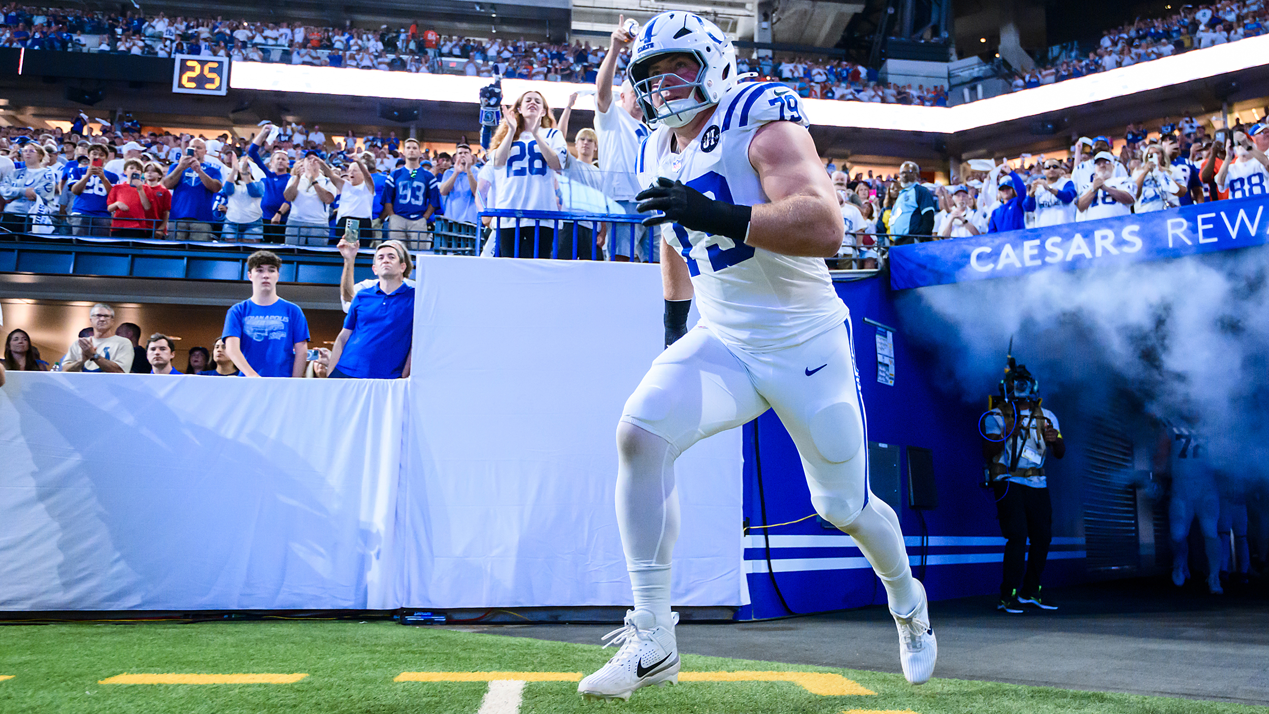 Der österreichische NFL-Profi Bernhard Raimann läuft zu Spielbeginn auf den Platz.