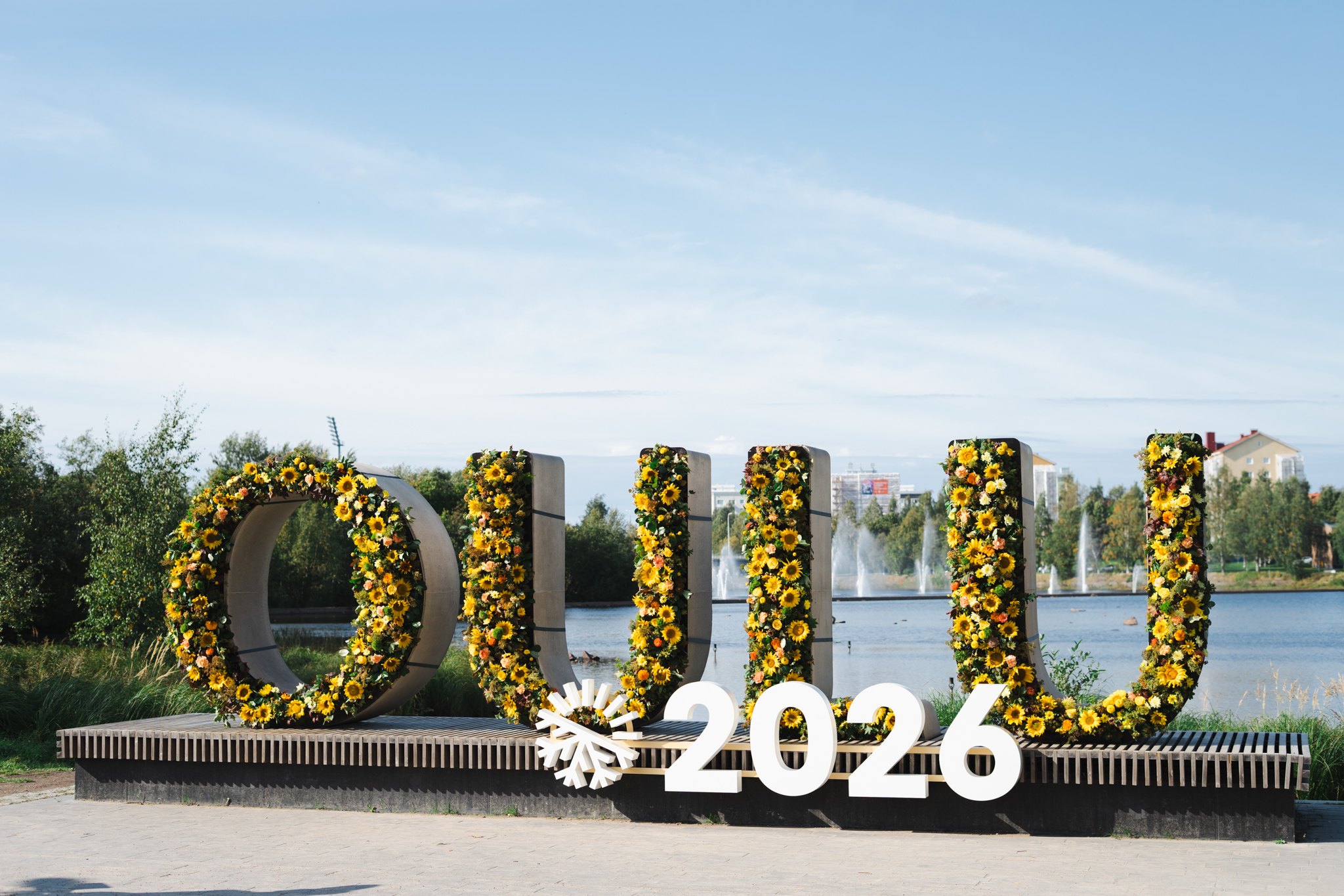 Auf dem Foto ist der Schriftzug der finnischen Stadt Oulu zu sehen, jener Stadt, die im Jahr 2026 Europäische Kulturhauptstadt ist.