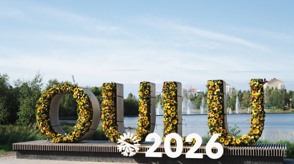 Auf dem Foto ist der Schriftzug der finnischen Stadt Oulu zu sehen, jener Stadt, die im Jahr 2026 Europäische Kulturhauptstadt ist.