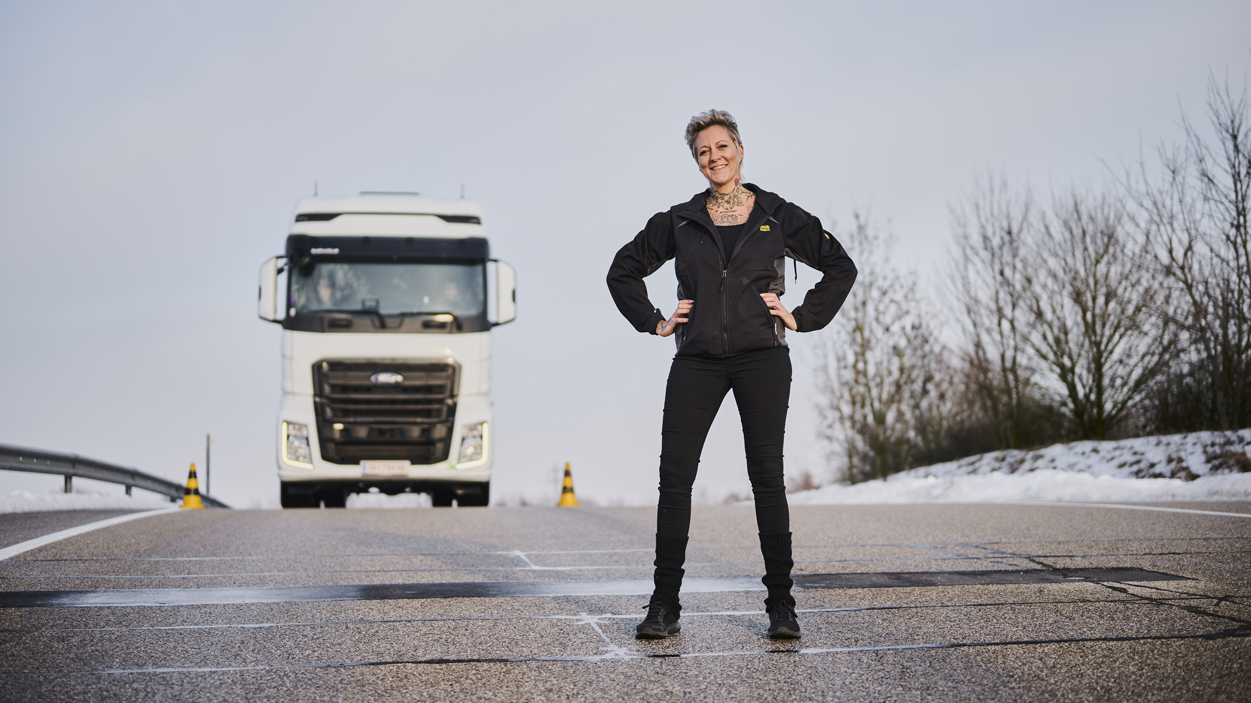 ÖAMTC Fahrtechnik Instruktorin Patricia steht auf dem Übungsgelände in Marchtrenk. Hinter ihr ein weißer Lkw.