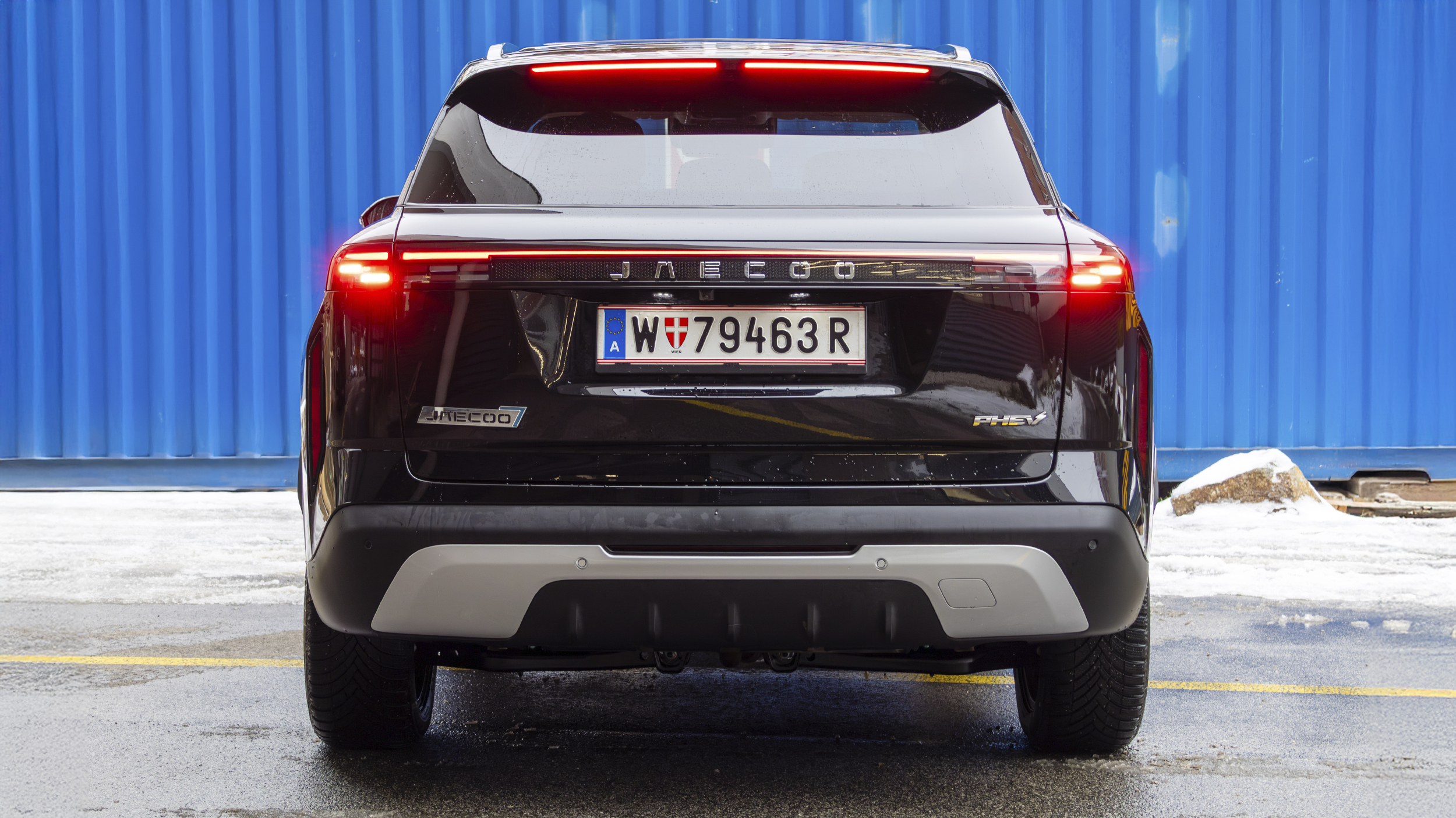 Großes, schwarzes SUV