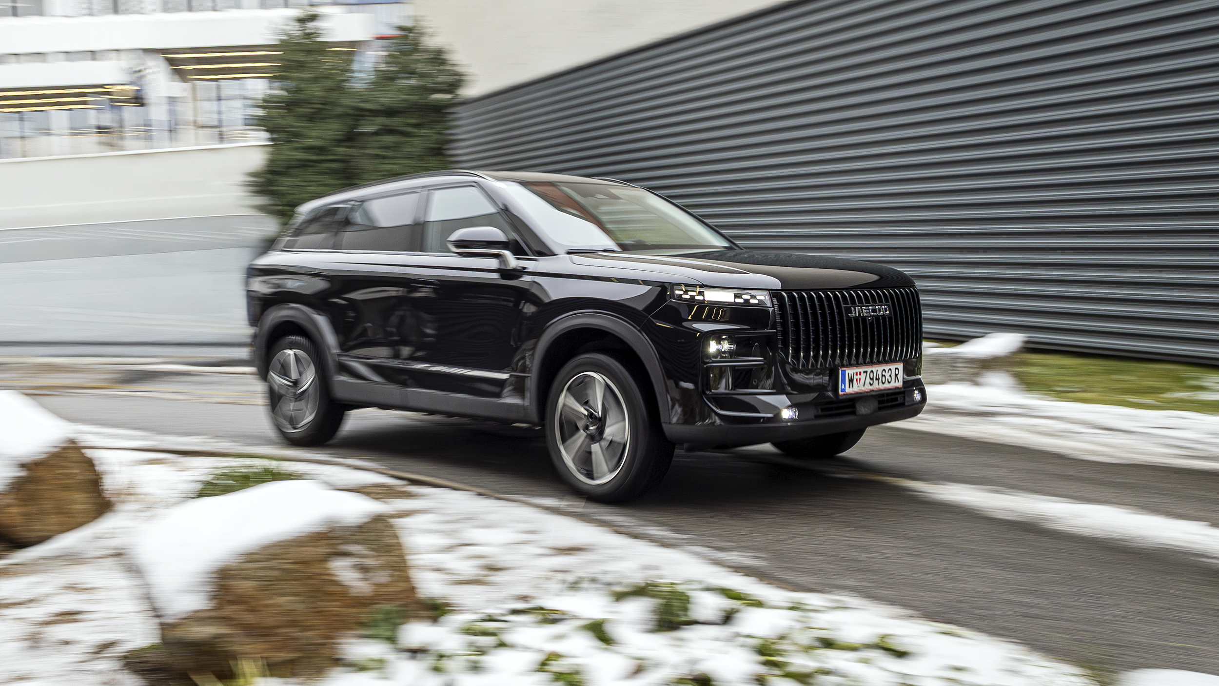 Großes, schwarzes SUV