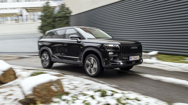 Großes, schwarzes SUV