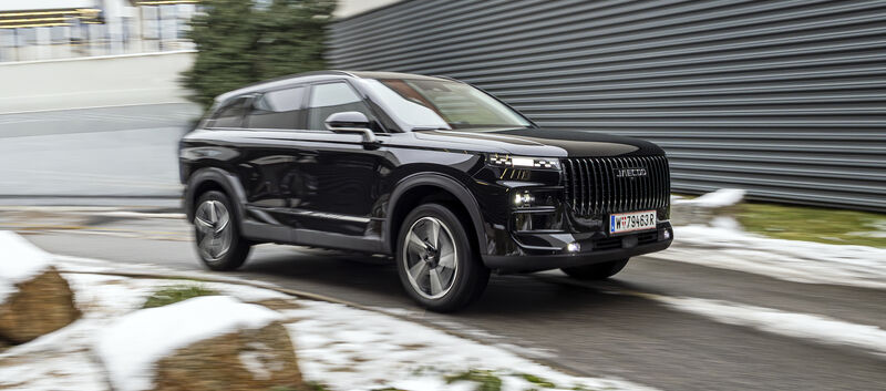 Großes, schwarzes SUV