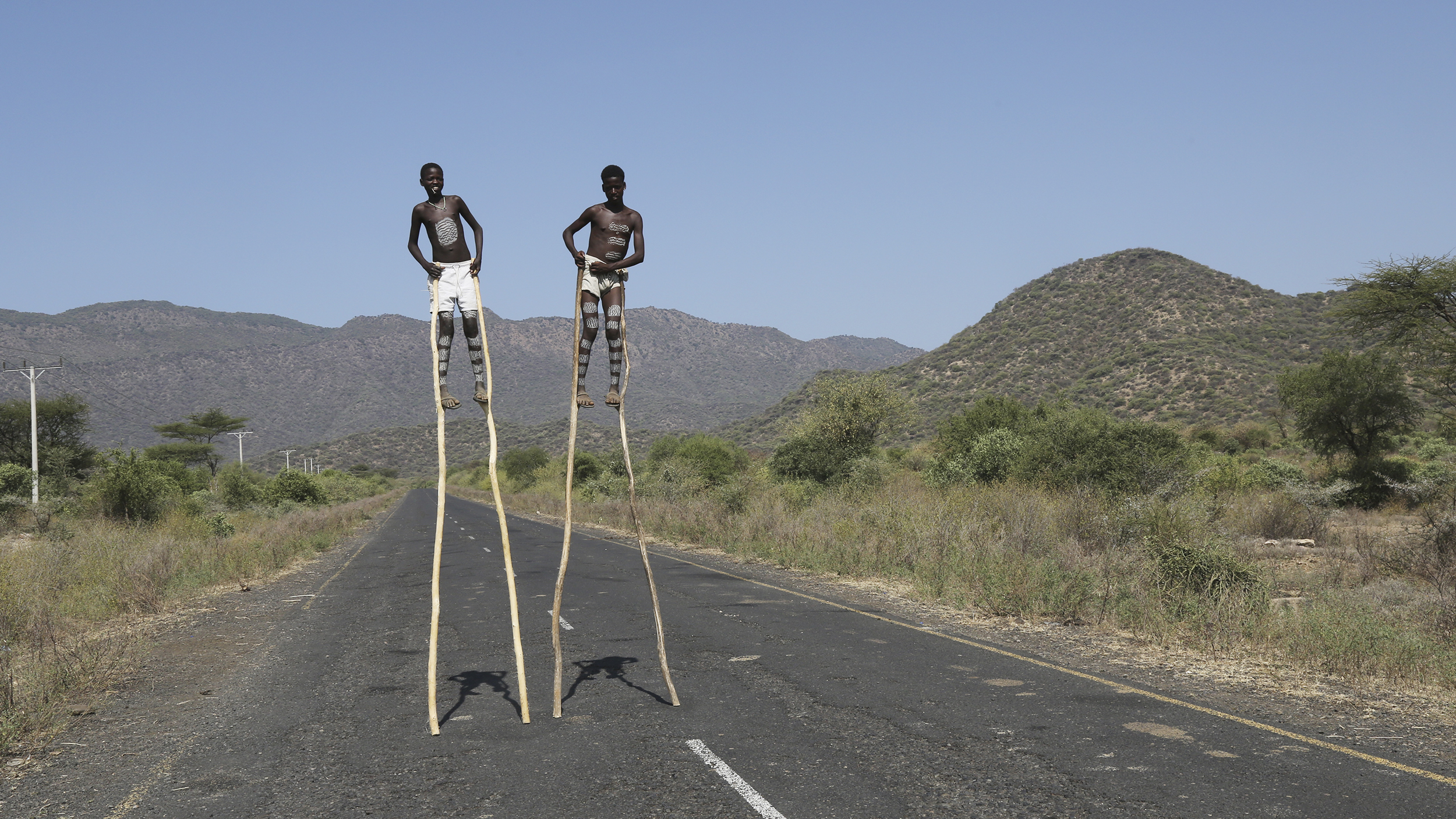 Afrikaner gehen auf Stelzen.