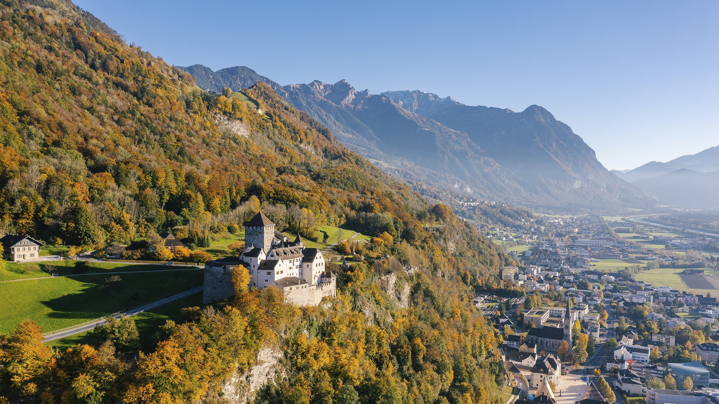 Kulturzentrum Vaduz: Aussichtsplatzform, Wald, Brunnen, Schloss, Känzile, Mitteldorf, aufgenommen am 24.10.2021 ---FOTO & COPYRIGHT: JULIAN KONRAD 2021---COPYRIGHT HINWEISE PRINT:Bei der Veröffentlichung des Bildes wird darum gebeten, den Urheber und Ersteller «Julian Konrad Photgraphy, Schaan FL» anzugeben. ---COPYRIGHT HINWEISE ONLINE:Bei Postings in den Sozialen Medien wird darum gebeten, den Urheber und Ersteller anzugeben und zu verlinken «Foto und Copyright @jkonradphotography»