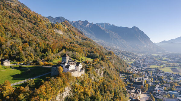Kulturzentrum Vaduz: Aussichtsplatzform, Wald, Brunnen, Schloss, Känzile, Mitteldorf, aufgenommen am 24.10.2021 ---FOTO & COPYRIGHT: JULIAN KONRAD 2021---COPYRIGHT HINWEISE PRINT:Bei der Veröffentlichung des Bildes wird darum gebeten, den Urheber und Ersteller «Julian Konrad Photgraphy, Schaan FL» anzugeben. ---COPYRIGHT HINWEISE ONLINE:Bei Postings in den Sozialen Medien wird darum gebeten, den Urheber und Ersteller anzugeben und zu verlinken «Foto und Copyright @jkonradphotography»