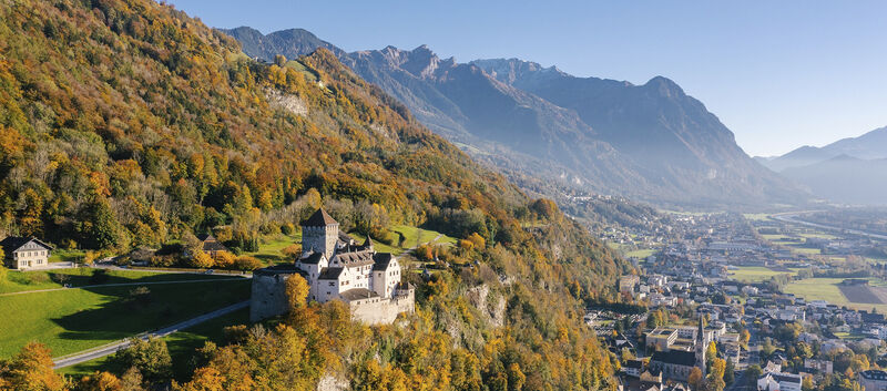 Kulturzentrum Vaduz: Aussichtsplatzform, Wald, Brunnen, Schloss, Känzile, Mitteldorf, aufgenommen am 24.10.2021 ---FOTO & COPYRIGHT: JULIAN KONRAD 2021---COPYRIGHT HINWEISE PRINT:Bei der Veröffentlichung des Bildes wird darum gebeten, den Urheber und Ersteller «Julian Konrad Photgraphy, Schaan FL» anzugeben. ---COPYRIGHT HINWEISE ONLINE:Bei Postings in den Sozialen Medien wird darum gebeten, den Urheber und Ersteller anzugeben und zu verlinken «Foto und Copyright @jkonradphotography»