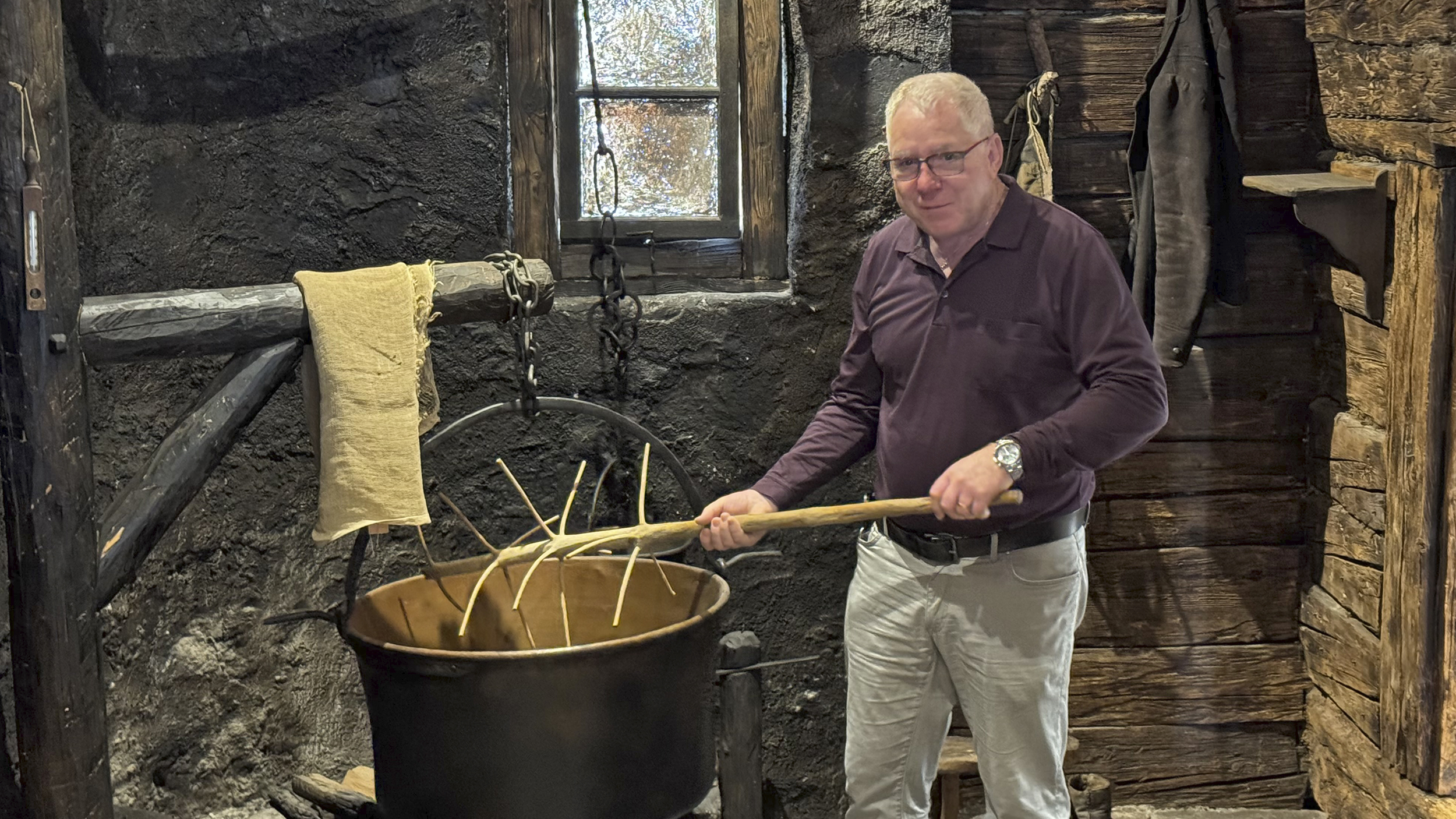 Der Guide zeigt im Walsermuseum Handwerkskunst vor.