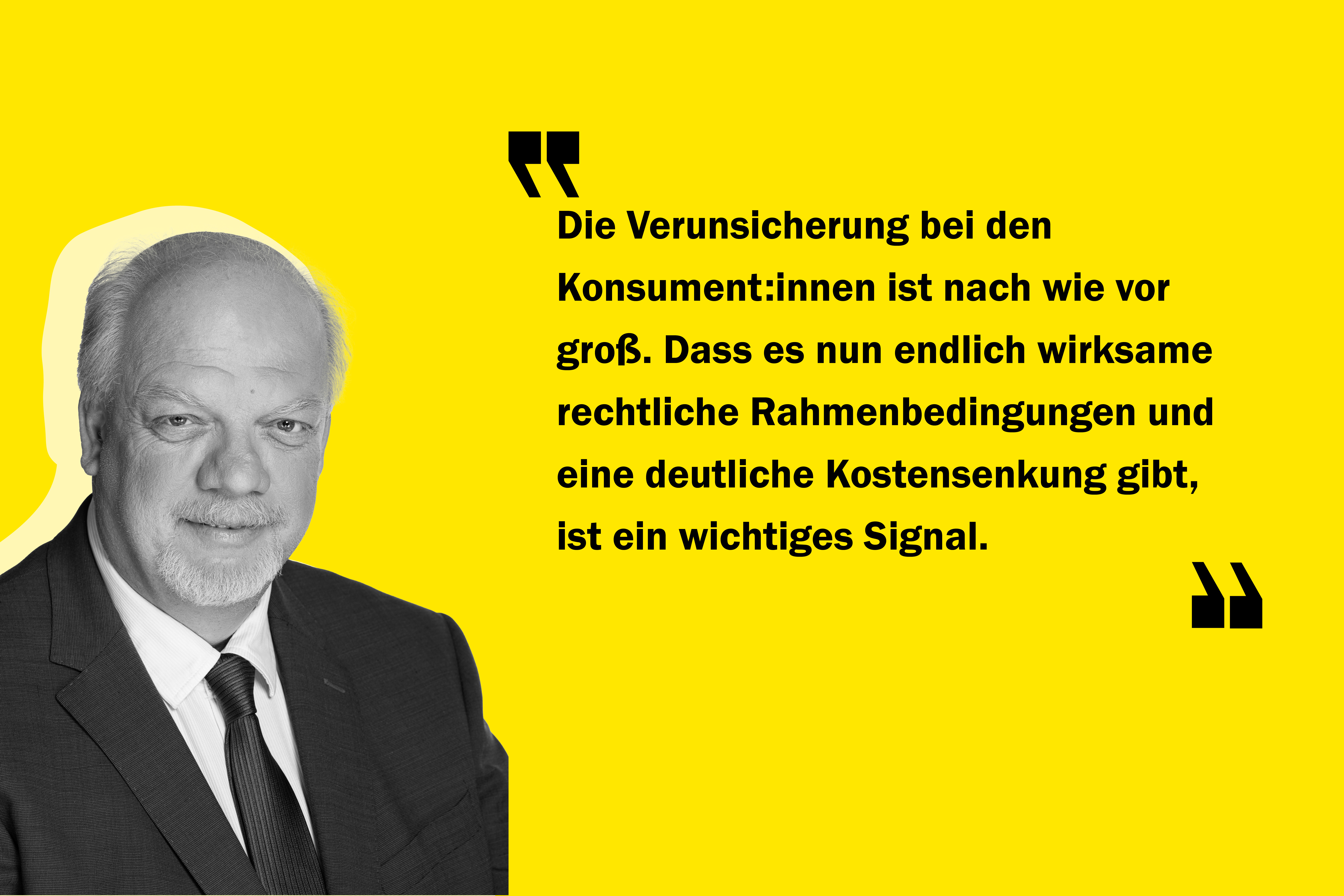 Die Grafik zeigt einerseits ein schwarz-weiß Portrait von Martin Hoffer auf der linken Seite und auf der rechten Seite ist das Zitat "Die Verunsicherung bei den Konsument:innen ist nach wie vor groß. Dass es nun endlich wirksame rechtliche Rahmenbedingungen und eine deutliche Kostensenkung gibt, ist ein wichtiges Signal." zu lesen.