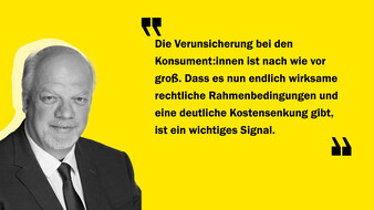 Die Grafik zeigt einerseits ein schwarz-weiß Portrait von Martin Hoffer auf der linken Seite und auf der rechten Seite ist das Zitat "Die Verunsicherung bei den Konsument:innen ist nach wie vor groß. Dass es nun endlich wirksame rechtliche Rahmenbedingungen und eine deutliche Kostensenkung gibt, ist ein wichtiges Signal." zu lesen.