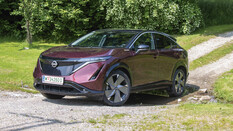 Nissan Ariya stehend