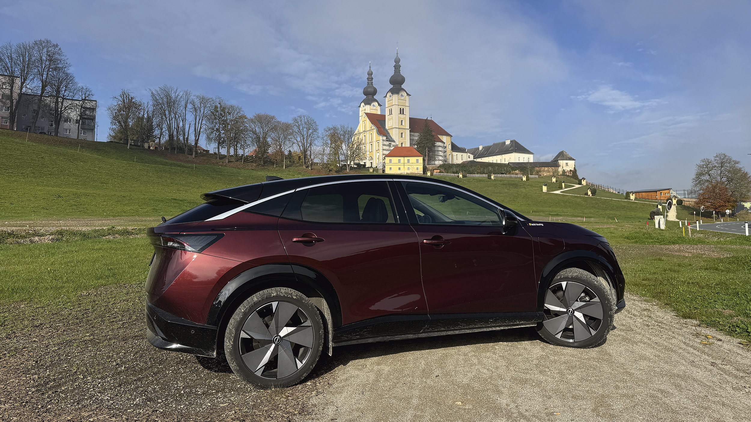 Nissan Ariya stehend