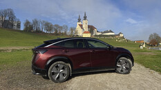 Nissan Ariya stehend