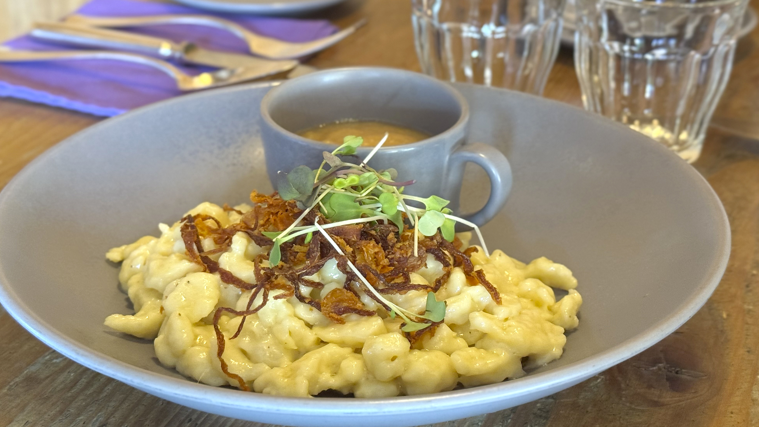 Ein teller mit Käsespätzle.