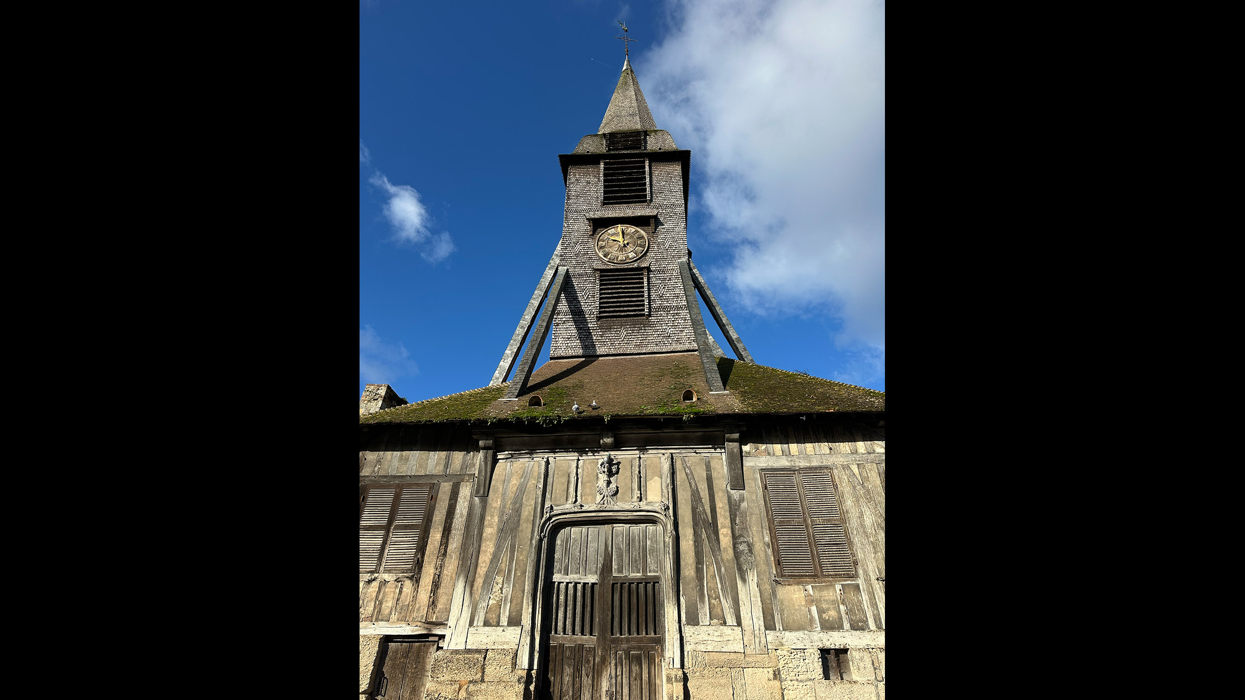 Alte Kirche aus Holz