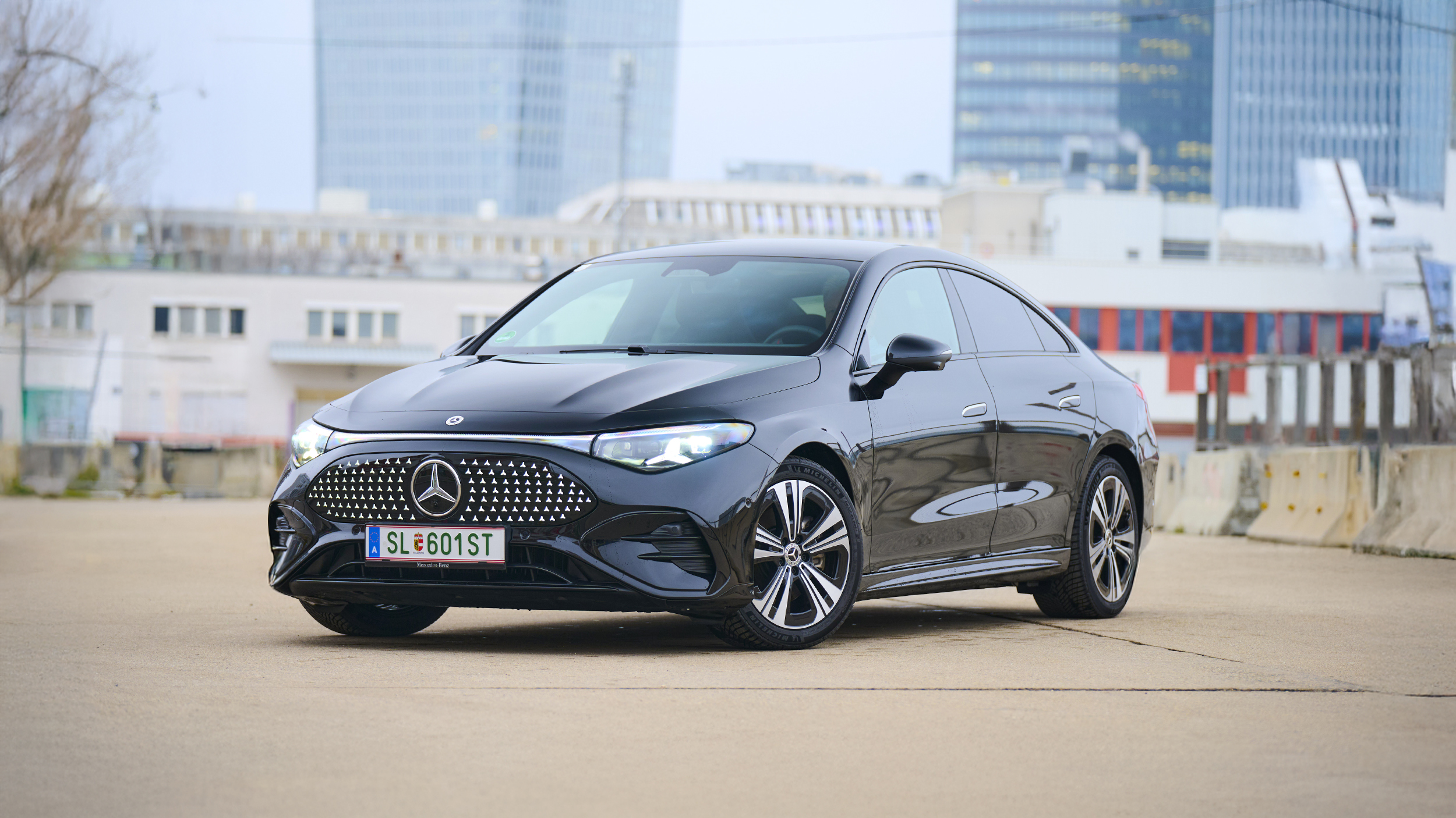 Ein schwarzer Mercedes CLA steht auf einem Parkplatz