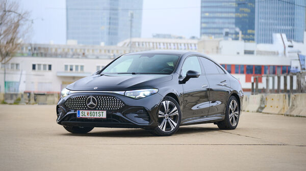 Ein schwarzer Mercedes CLA steht auf einem Parkplatz