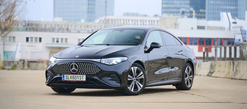 Ein schwarzer Mercedes CLA steht auf einem Parkplatz