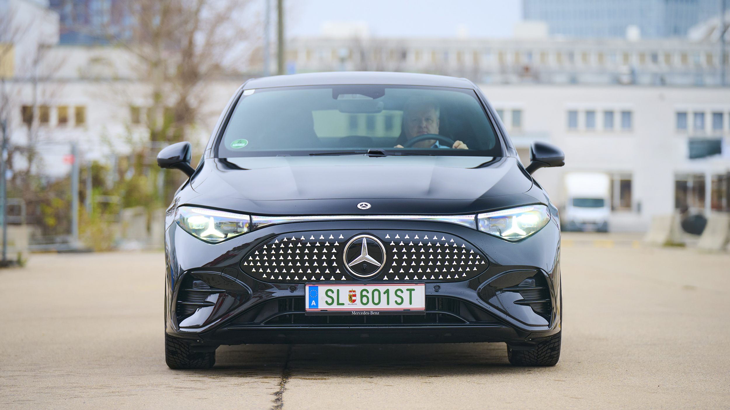 Ein schwarzer Mercedes CLA steht auf einem Parkplatz, von vorne