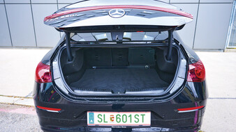 Blick in den offenen Kofferraum eines schwarzen Mercedes CLA