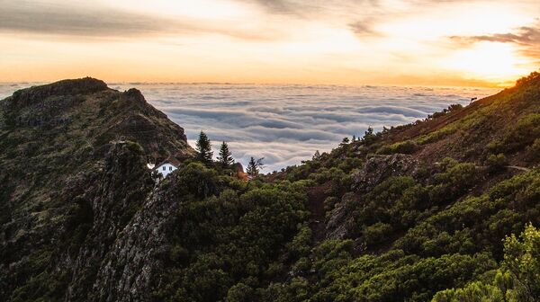 Blick auf die Berge Madeiras bei Sonnenuntergang nach einer Wanderung