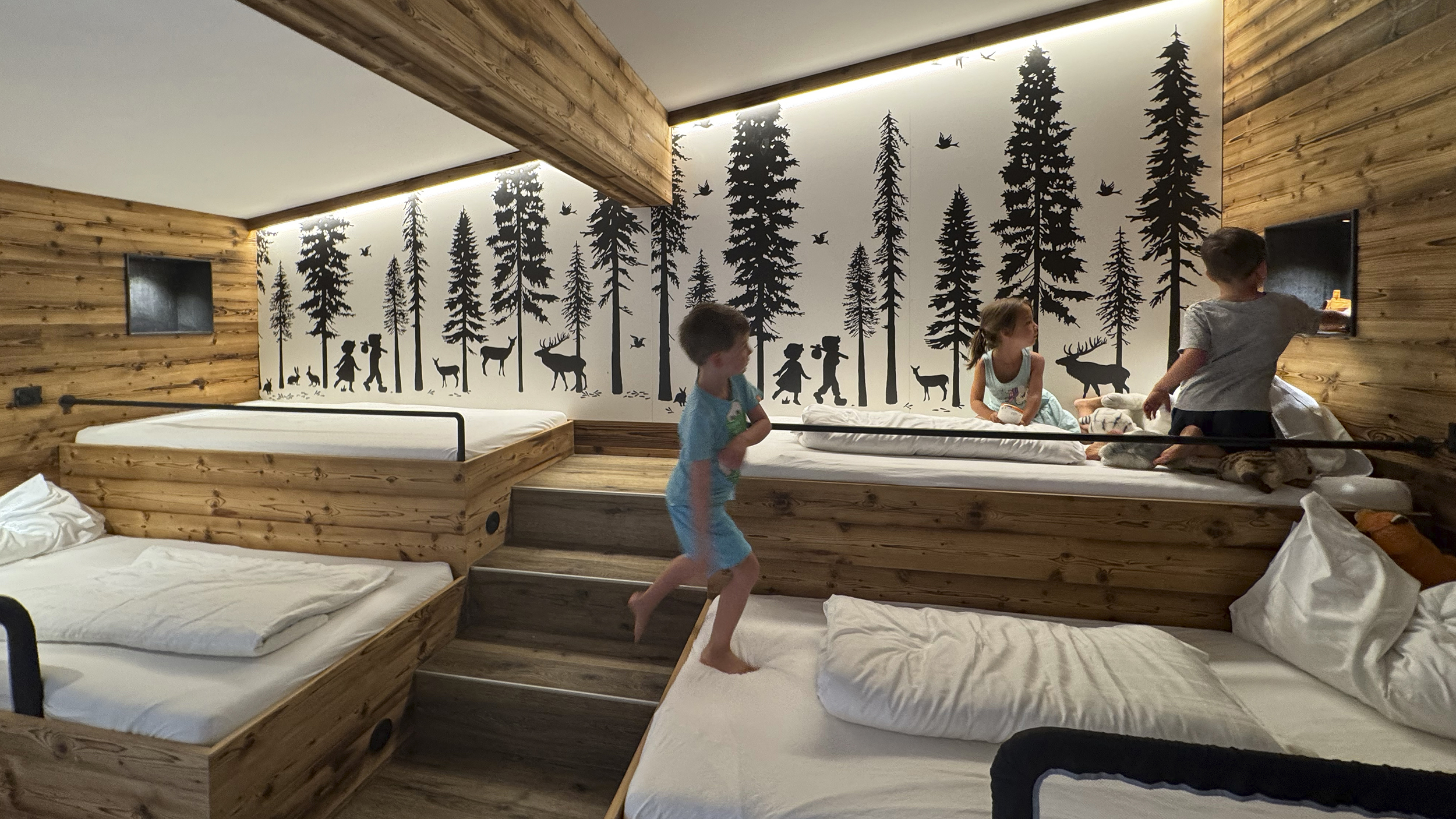 Kinder tollen im Hotelzimmer herum. 