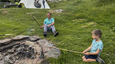 Steckerlbrot-Grillen in den Bergen.