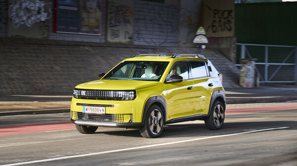 Ein gelber Fiat Grande Panda fährt durch die Stadt.