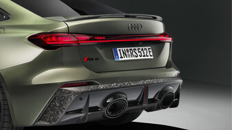 Heck eines dunkelgrünen Audi RS 5 als Limousine.