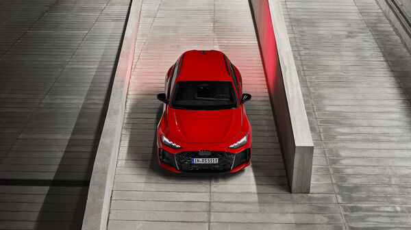 Eine roter Audi RS 5 Avant steht von oben fotografiert zwischen zwei Steinmauern.