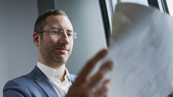 Verkehrsexperte Matthias Nagler hält eine Karte in der Hand.
