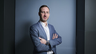 Verkehrsexperte Matthias Nagler im Anzug, kurze braune Haare und Brille, Profilbild.