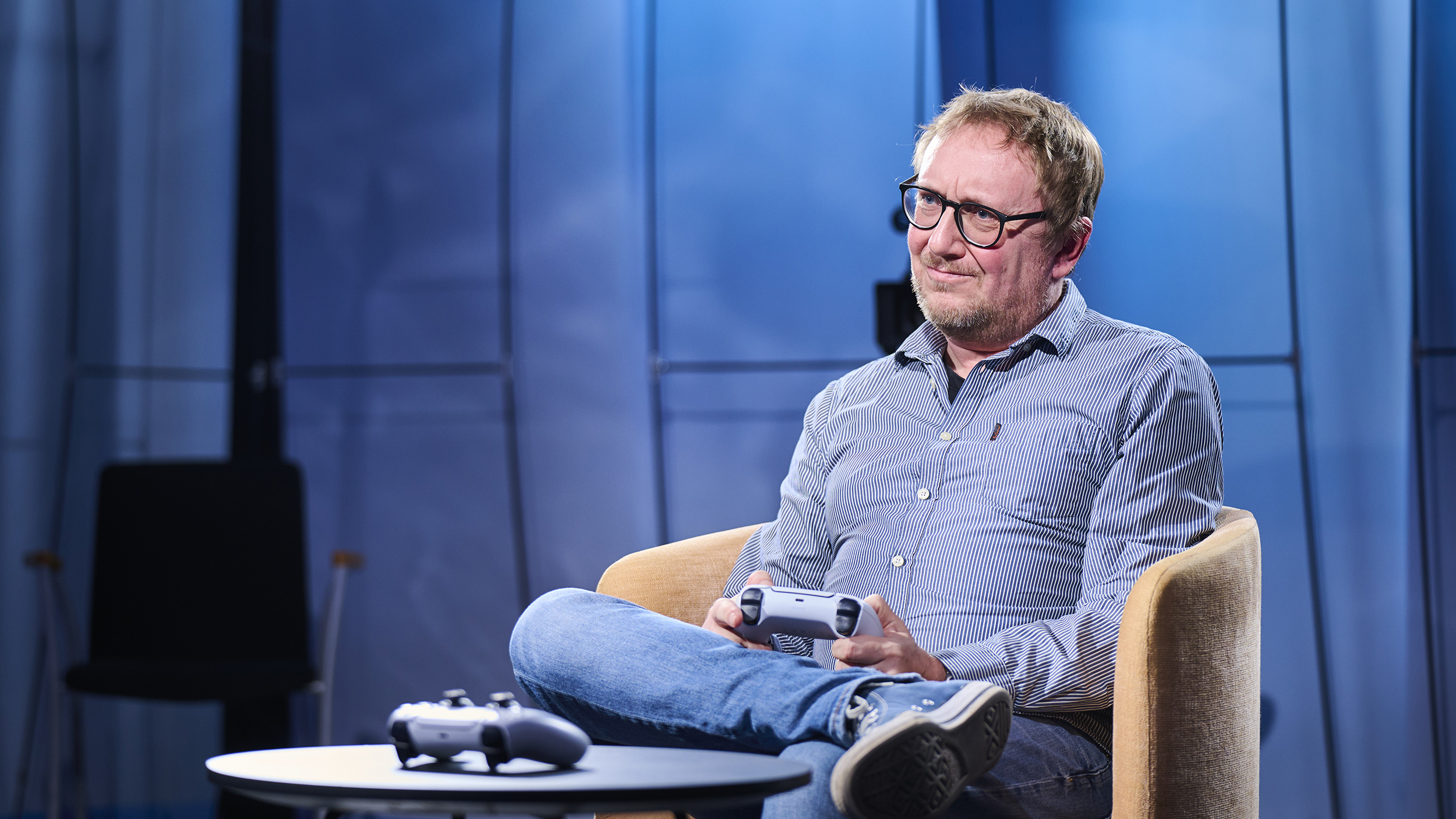 Redakteur Christoph Löger sitzt mit Controller und spielt. Er hat die Miene verzogen.