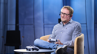 Redakteur Christoph Löger sitzt mit Controller und spielt. Er hat die Miene verzogen.