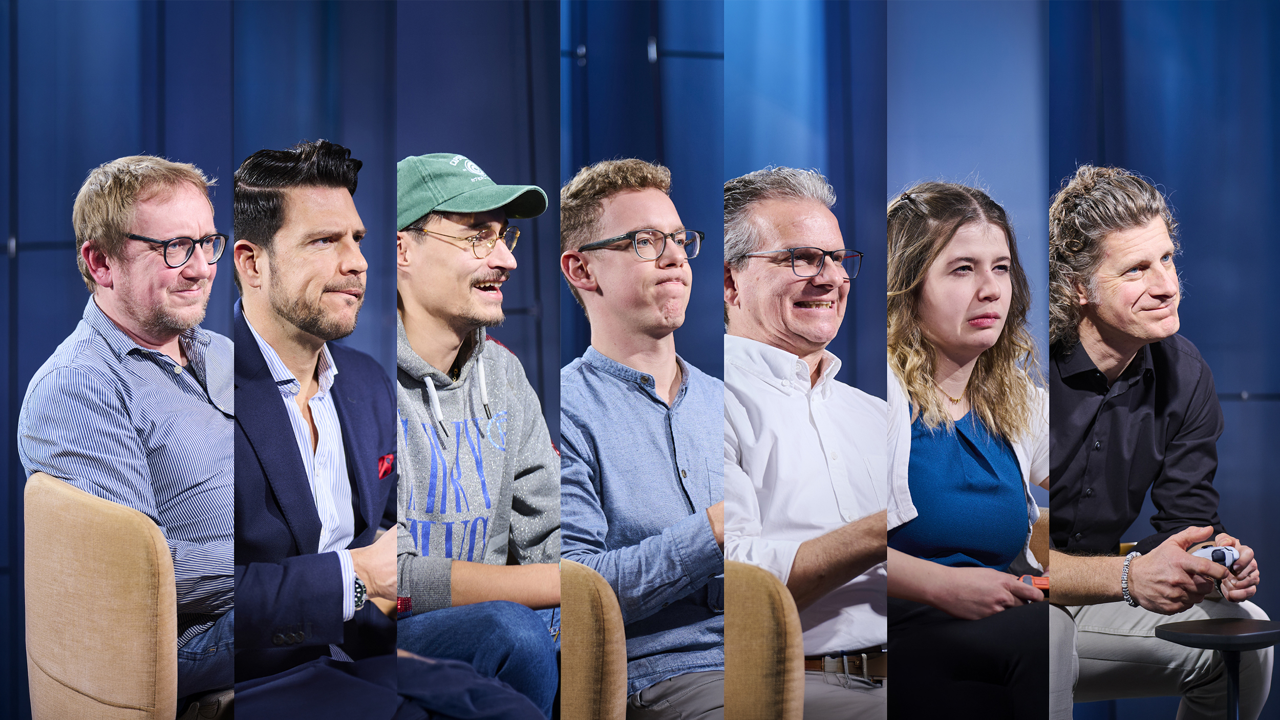 Die Redakteure nebeneinander beim Spielen.