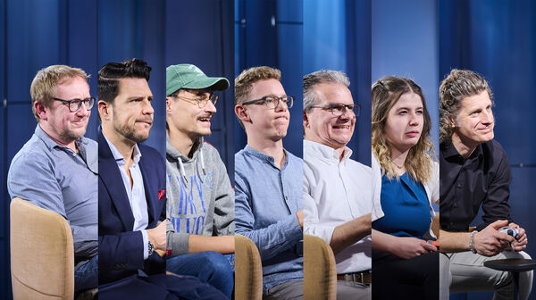 Die Redakteure nebeneinander beim Spielen.