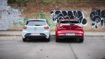 Ein hellgrauer Seat Ibiza steht neben einem roten Renault Clio