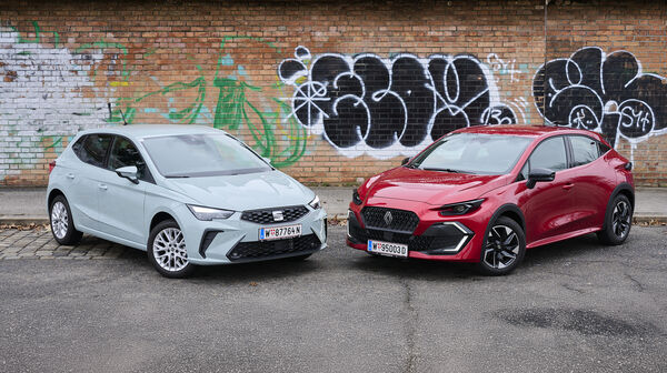 Ein hellgrauer Seat Ibiza steht schräg neben einem roten Renault Clio