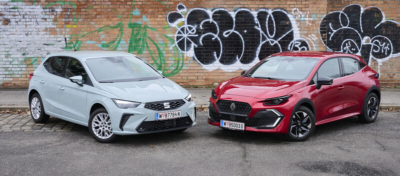 Ein hellgrauer Seat Ibiza steht schräg neben einem roten Renault Clio