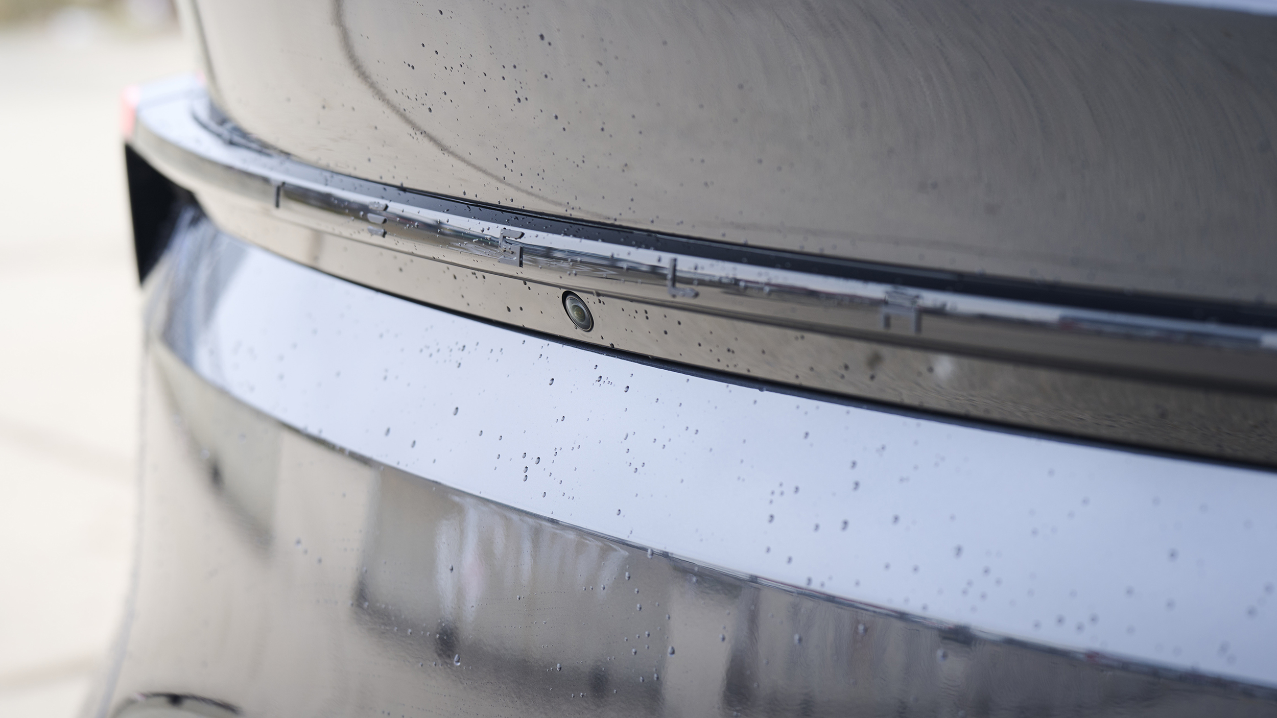 Tesla-Schriftzug am Heck eines dunkelgrauen Tesla Model Y