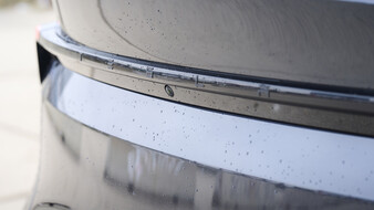 Tesla-Schriftzug am Heck eines dunkelgrauen Tesla Model Y