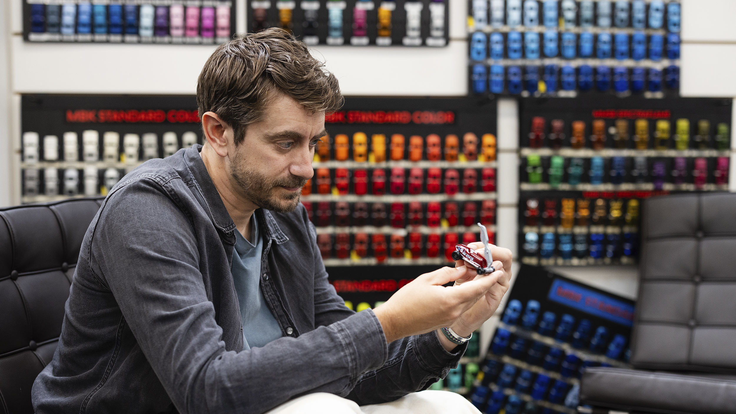 Craig Callum hält ein Spielzeugauto in seiner Hand