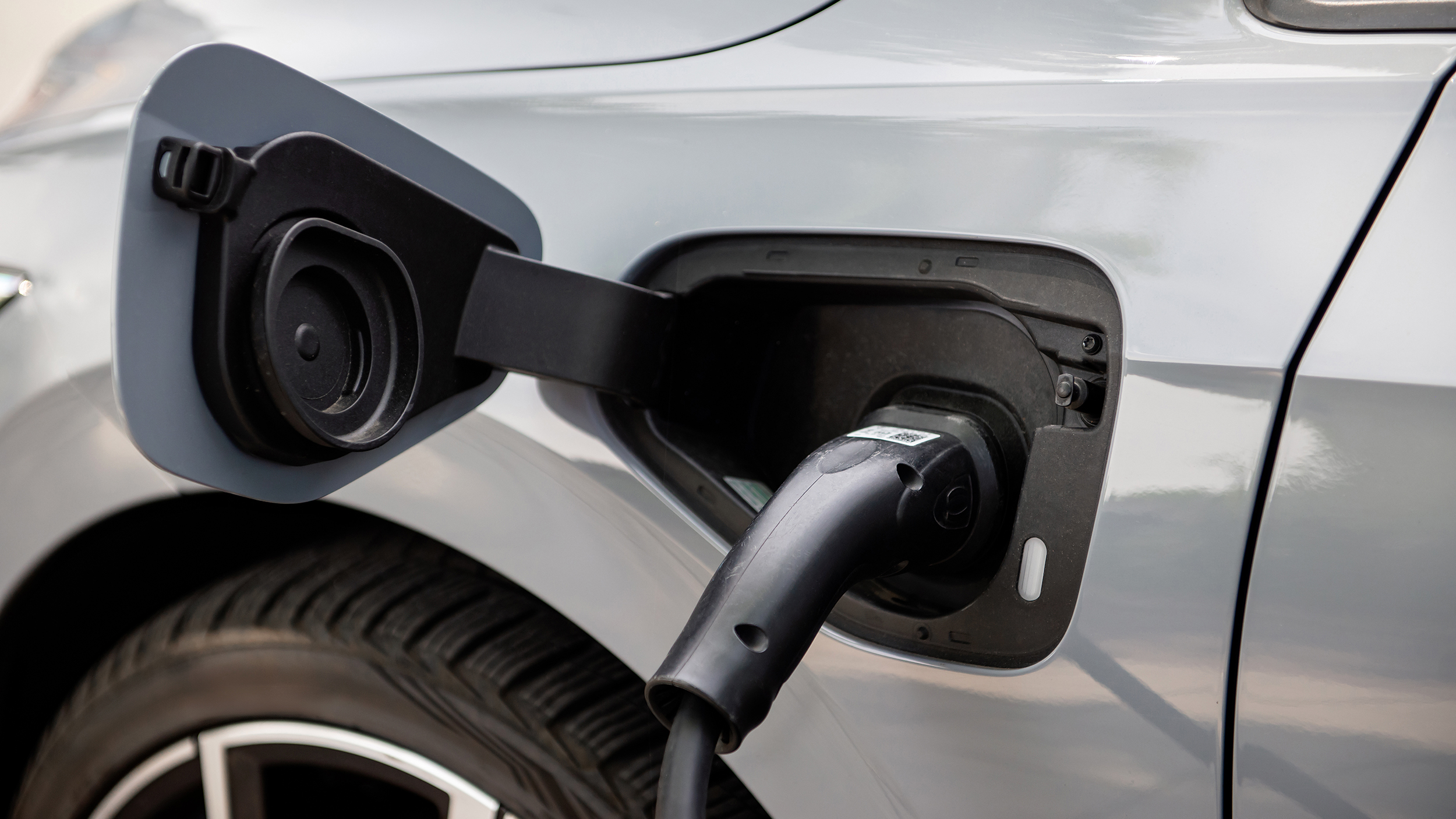 Stecker in einem Plug-in-Hybrid-Auto