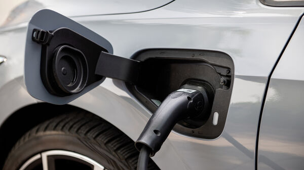 Stecker in einem Plug-in-Hybrid-Auto