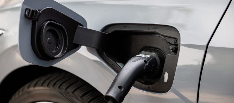 Stecker in einem Plug-in-Hybrid-Auto
